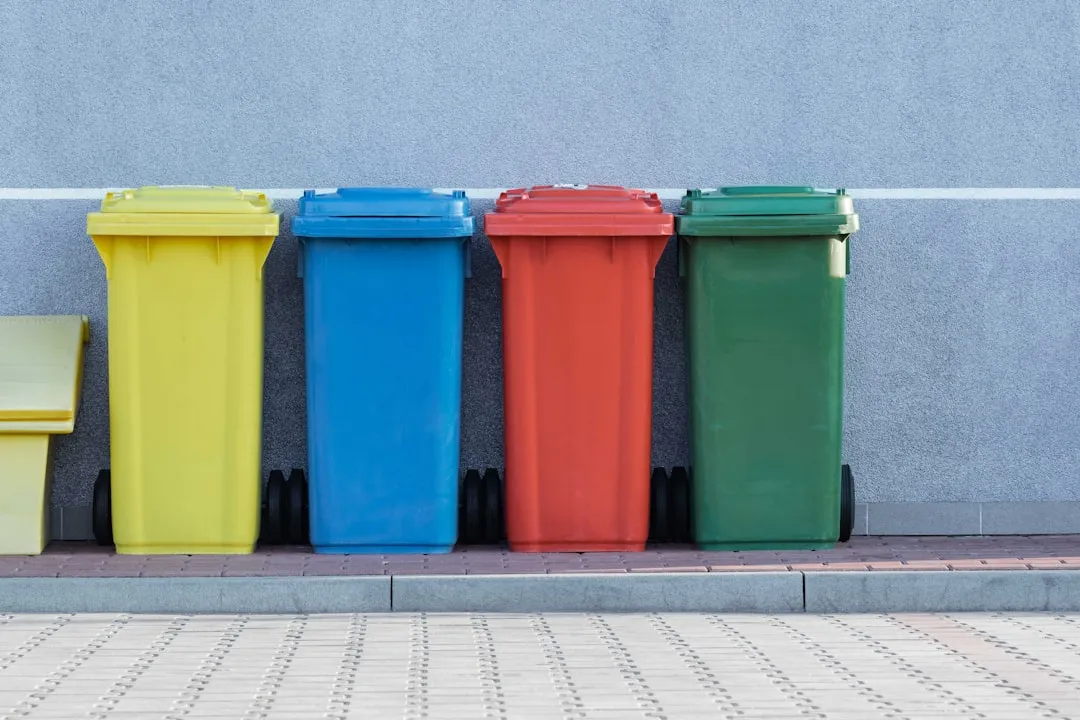 重庆物业保洁用品采购指南：扫帚、拖把与垃圾桶的选型要点解析正文配图 2